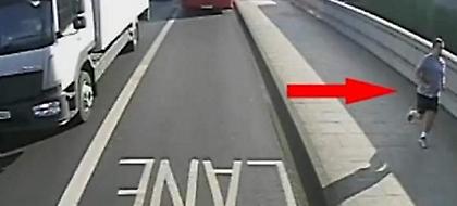 Λονδίνο: Ακόμη ψάχνουν τον άνδρα που έσπρωξε μπροστά σε λεωφορείο γυναίκα