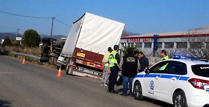 Ανατροπή νταλίκας με φορτίο ασετόν, το πρωί της Κυριακής στην Αθηνών-Λαμίας