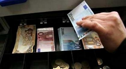 Θεσσαλονίκη: Άνδρας κλέβει από κατάστημα κουμπαρά με χρήματα για το «Χαμόγελο του Παιδιού» (video)