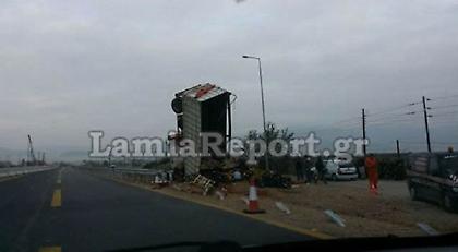 Λαμία: Τρόμος στον παράδρομο της εθνικής - Ανατροπή νταλίκας με ασετόν