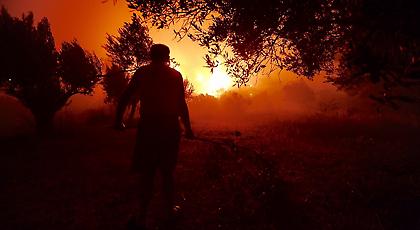 Ανεξέλεγκτη η πυρκαγιά στον Κάλαμο: Δραματική έκκληση για εκκένωση της περιοχής