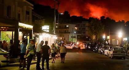 Εφιαλτική νύχτα για κατοίκους και τουρίστες σε Κάλαμο και Αγίους Αποστόλους, όλοι στην παραλία