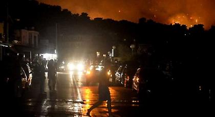 Οι Αγιοι Απόστολοι στο σκοτάδι μετά το μπλακ άουτ λόγω της πύρινης λαίλαπας (pics)