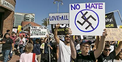 Ο Πενς καταδικάζει τους νεοναζί μετά την κριτική που δέχτηκε ο Τραμπ