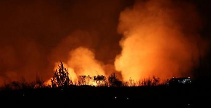 Ένας αγνοούμενος στον φλεγόμενο Βαρνάβα, έκκληση για υδροφόρες