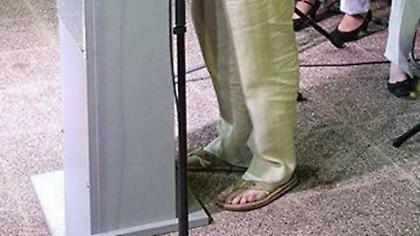 Ποιος υπουργός εμφανίστηκε με κοστούμι, ποσέτ και ...σαγιονάρα