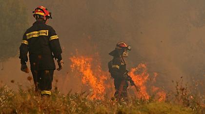 Ανεξέλεγκτη η φωτιά στο Βαρνάβα: Συνεχείς οι αναζωπυρώσεις στο μέτωπο των 25χλμ.
