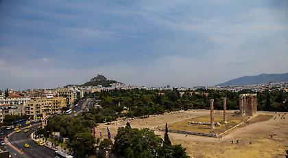 Οι καπνοί που πνίγουν την Αττική από τη φωτιά, όπως φαίνονται από το κέντρο της Αθήνας (pics)