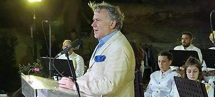 Επική εμφάνιση Κατρούγκαλου: Με κοστούμι, ποσέτ και... σαγιονάρα