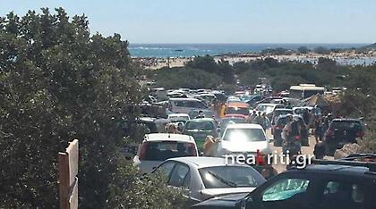 «Βουλιάζει» το Ελαφονήσι - Χάος και ατελείωτες ουρές αυτοκινήτων