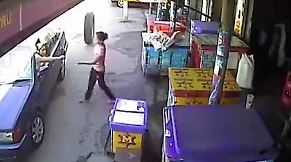 Απίστευτο περιστατικό: Γυναίκα γλιτώνει στο παρά 5 από τεράστιο «αδέσποτο» λάστιχο!