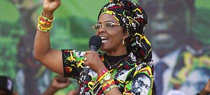 Μοντέλο καταγγέλλει: Με χτύπησε η Πρώτη Κυρία της Ζιμπάμπουε γιατί γλεντούσα με τους γιους της (pic)