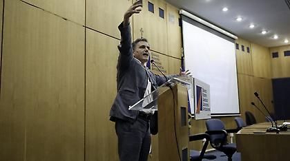 Πιο κοντά τα «λίγα ακόμη μέτρα» μετά την «τρύπα» στα έσοδα τον Ιούλιο