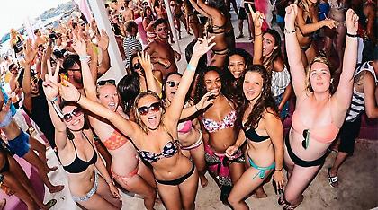 Μύκονος: «Χοντρό» παιχνίδι με κόκα για τον Δεκαπενταύγουστο