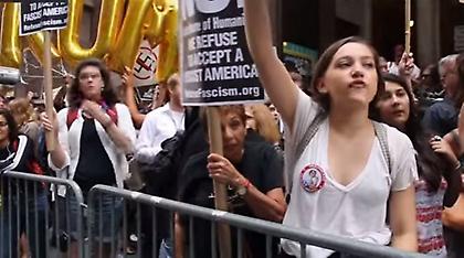 Οργή διαδηλωτών για τον Τραμπ στην Νέα Υόρκη: Δυο μέρες είναι πολύ αργά!