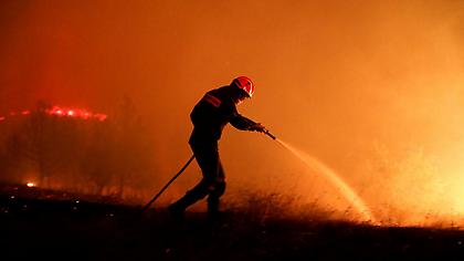 H εικόνα της ημέρας από το Reuters: Ο ήρωας πυροσβέστης