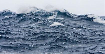 Βρετανία: Διάσωση τριών ατόμων μετά από μάχη με τα κύματα