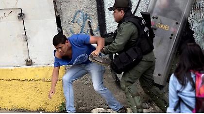 Βενεζουέλα: Σε πολιτικά δικαστήρια οι δίκες των αντιφρονούντων μετά από τη γενική κατακραυγή