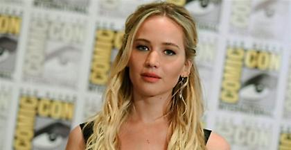 Η Τζένιφερ Λόρενς ζητά την δημοσιοποίηση των στοιχείων των νεοναζί