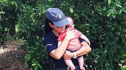 Viral η αστυνομικός που ηρεμεί στην αγκαλιά της μωρό μετά από ατύχημα!
