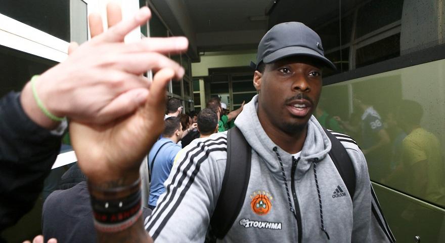 Δυσκολεύτηκε στον… αποχαιρετισμό της οικογένειας ο Γκάμπριελ (pic)