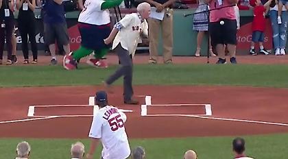 Ξεκλήρισε την «οικογένεια» του κάμεραμαν ο pitcher (video)