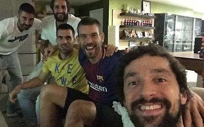 Απίθανη φωτογραφία: Οι σταρ της Ισπανίας βλέπουν κλάσικο με τον τραυματία Γιουλ