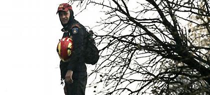 Απίστευτο: Κατέβασαν από το πλοίο τους πυροσβέστες που έσβησαν τη φωτιά στην Κεφαλονιά