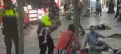 Συγκλονιστικό βίντεο με αστυνομικό να παρηγορεί μωρό μετά το μακελειό στη Βαρκελώνη