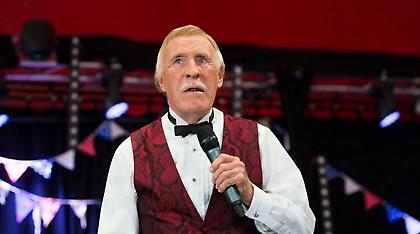 Πέθανε ο διάσημος Βρετανός παρουσιαστής σερ Μπρους Φορσάιθ