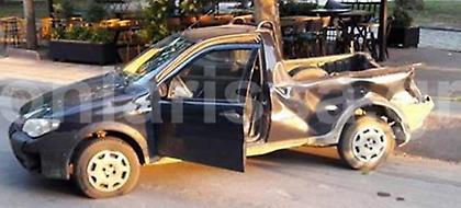 Φάρσαλα: Αγροτικό τράκαρε με τζιπ και κατέληξε σε... καφετέρια (pics)