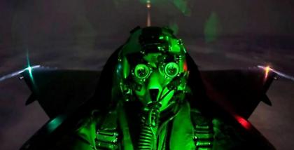 Πως πετούν οι πιλότοι των F-16 στο απολυτό σκοτάδι με διόπτρες NVG