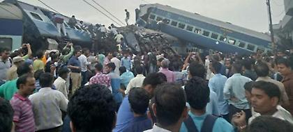Εκτροχιασμός τρένου στην Ινδία -Νεκροί και τραυματίες (pics)
