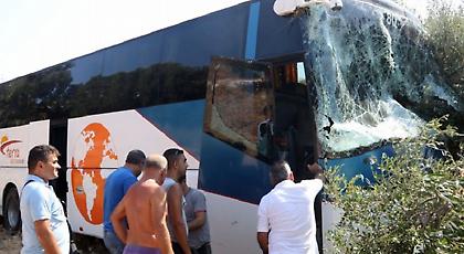 Το χρονικό του φρικτού τροχαίου: Η μοιραία σύγκρουση και η πτώση του λεωφορείου