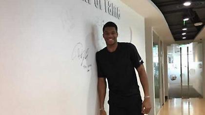 Φαρδιά πλατιά στον «τοίχο της δόξας» η υπογραφή του Γιάννη (video)