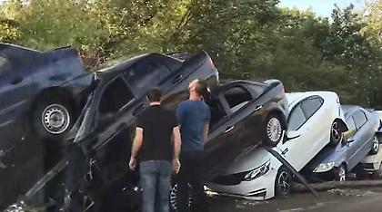 Βίντεο: Χείμαρρος παρέσυρε δεκάδες αυτοκίνητα στην Κριμαία