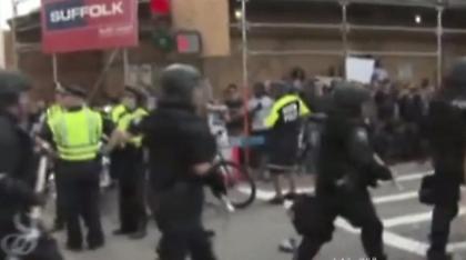 Συγκρούσεις αντιρατσιστών διαδηλωτών-αστυνομικών στη Βοστόνη (pics)