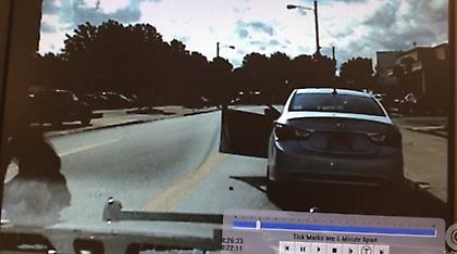 Βίντεο: Αστυνομικός ρίχνει γροθιές σε ύποπτο ενώ τον έχει ακινητοποιήσει