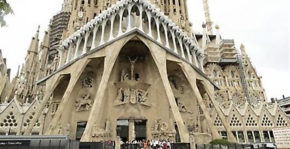 Οι Ισπανοί τίμησαν τα θύματα των επιθέσεων στη Σαγράδα Φαμίλια