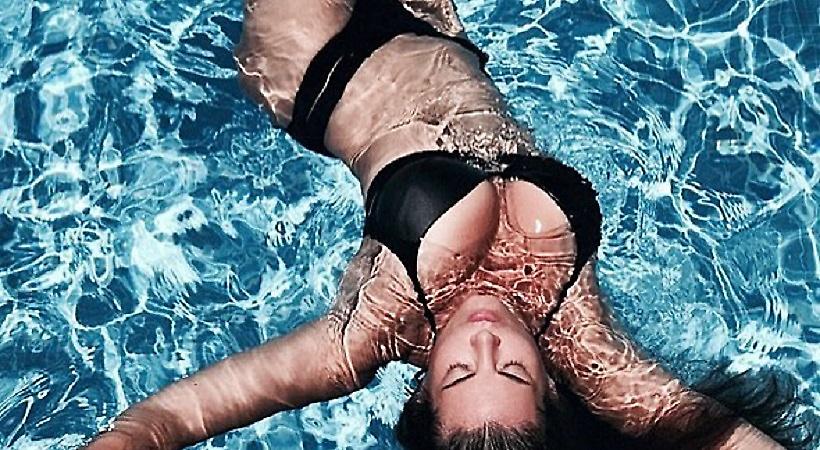 Το μπικίνι της Μαρίας Κορινθίου αφήνει ελάχιστα στη φαντασία