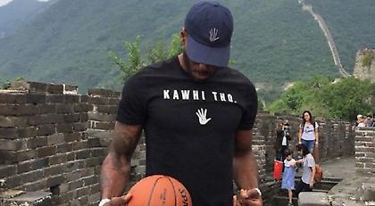 Στο Σινικό Τείχος ο Καουάι Λέοναρντ (pics/vids)