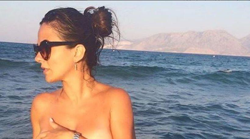 Η έγκυος Αγγελική Δαλιάνη δεν κατάφερε να κρύψει το στήθος της!