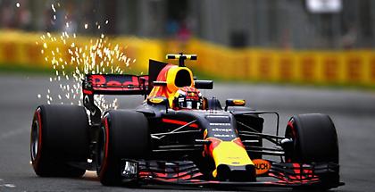 Φερστάπεν: «Θα μείνω στη Red Bull μόνο αν είναι ανταγωνιστική»