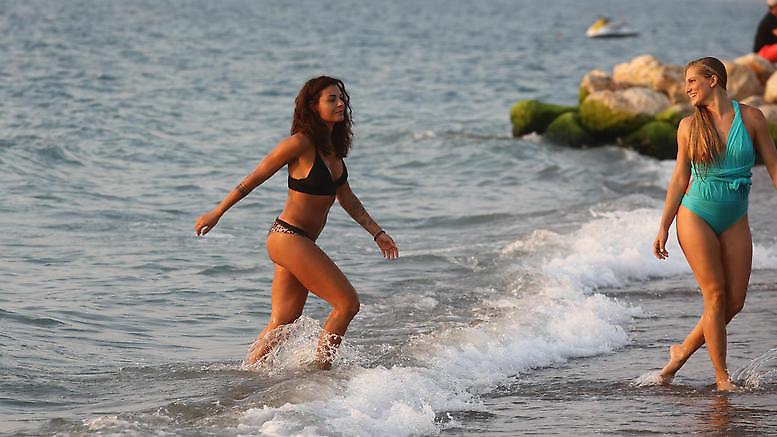 Τα κορίτσια του Survivor στον ήλιο: Κολιδά και Εσκενάζυ παίζουν στην άμμο