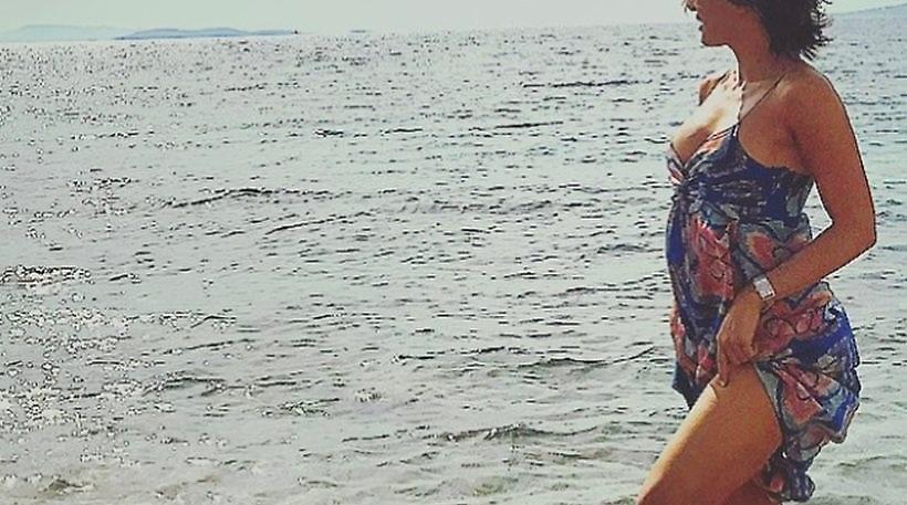 Η Δήμητρα Ματσούκα στην παραλία