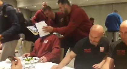 Οι Πολωνοί έλουσαν με… τούρτες τον προπονητή τους (video)