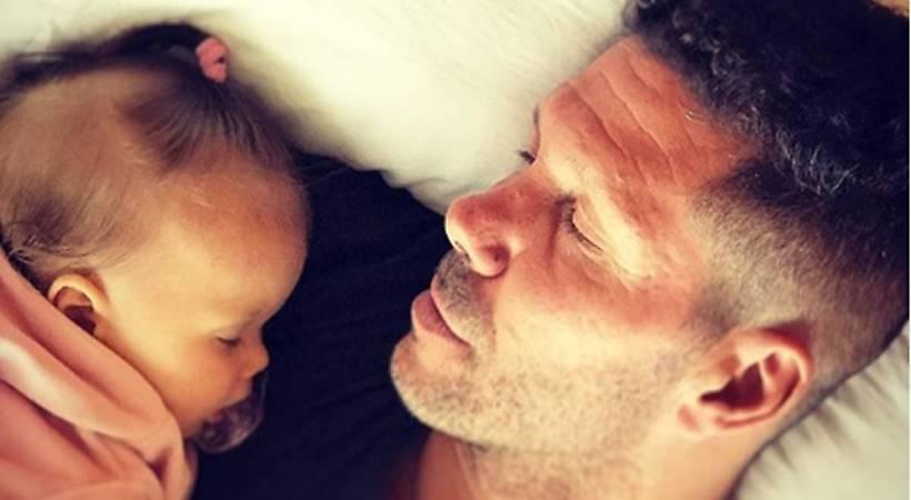 Ο Σιμεόνε μας δείχνει την 11 μηνών κόρη του (pics)