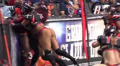 «Ξύλο» και… μπινελίκια σε αγώνα του γυναικείου football (video)