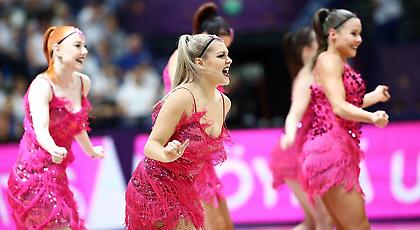 Οι μαζορέτες του Ελσίνκι προσφέρουν θέαμα (video)