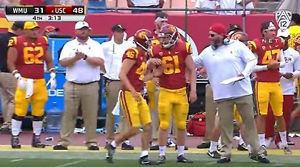 Συγκινητικό βίντεο: Τυφλός αθλητής δίνει την τελευταία πάσα σε αγώνα αμερικανικού φούτμπολ